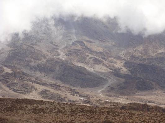 Die Kibo-Hütte in Sichtweite