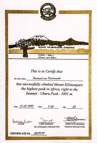 Summit-Certificat fr die Kilimanjaro-Besteigung via Marangu Route<br>mit dem Gipfel der Besteigung bis zum Uhuru Peak [5.895m a.s.l.] am 17.07.1997.<br><b>Das Alter dieser Gipfelurkunde betrgt somit 28 Jahre!</b>