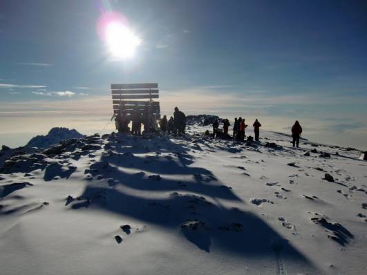 Gipfelschild von hinten
