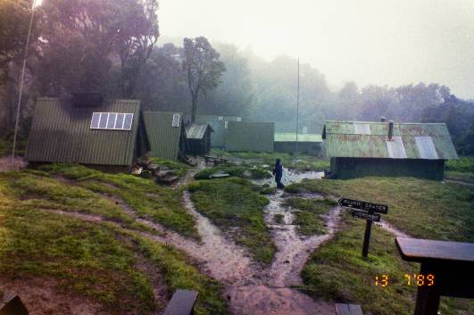 1.Tag: Mandara Hütten im Regen