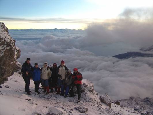 Bergcrew bei Sonnenaufgang
