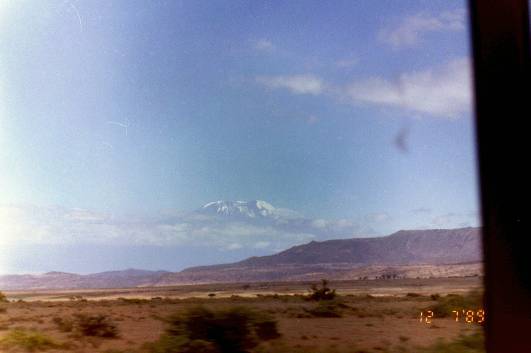 Erste Sicht auf den Kibo vom Bus aus