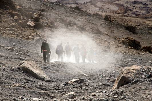 Staubwolke abwärts geh. Gruppe