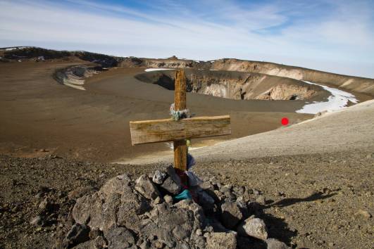 Schwefelaustritt (roter Punkt)