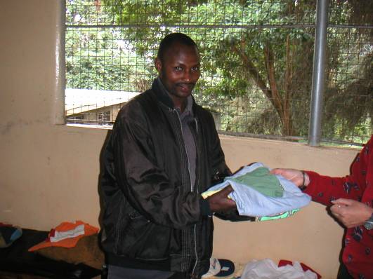 Träger bei Geschenkübergabe