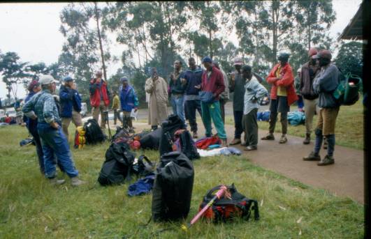 Bergmannschaft am Marangu Gate