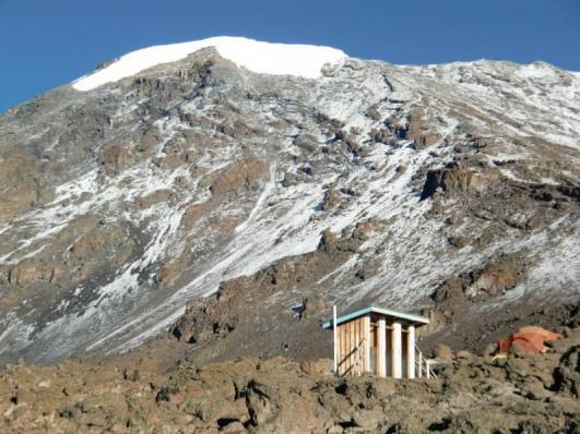 Neue Toiletten im Barafu Camp