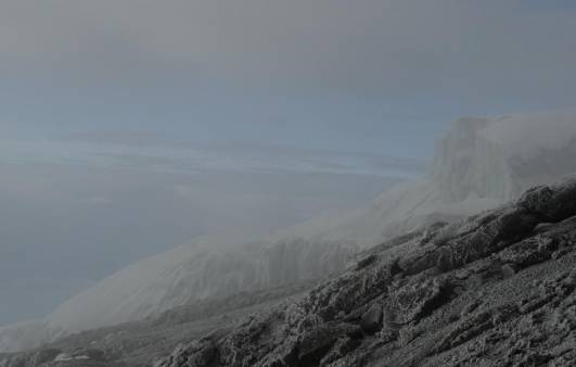 Der einzig sichtbare Gletscher am Gipfel