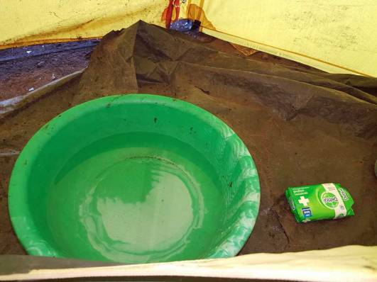 Waschgelegenheit im Zelt