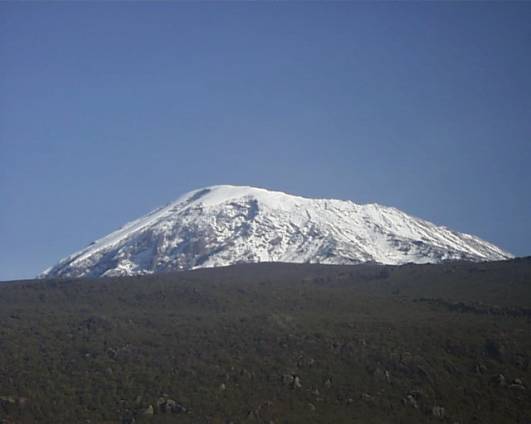 Blick zum verschneiten Kibo