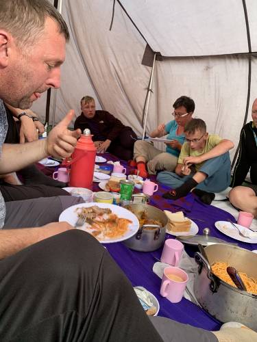 Essen ohne stühle und Tische