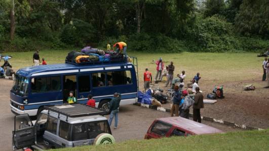 Verladen von Gepäck am Marangu Gate