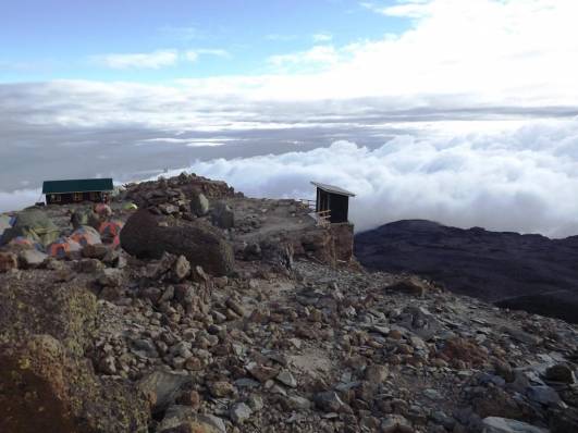 Barafu Camp mit den Klos am Abgrund