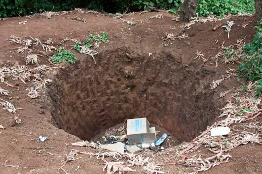 Abfallgrube am Wegrand (siehe Text)