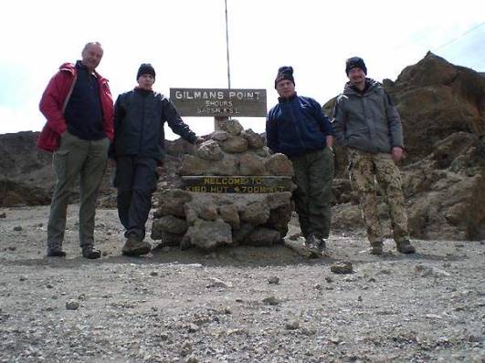 Mit Freunden an der Kibo Hütte
