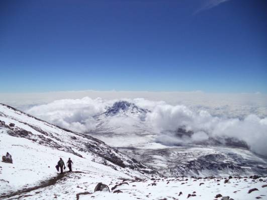 Abstieg: Mawenzi und Saddle im Schnee