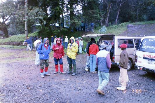 1.Tag: Warten am Marangu Gate