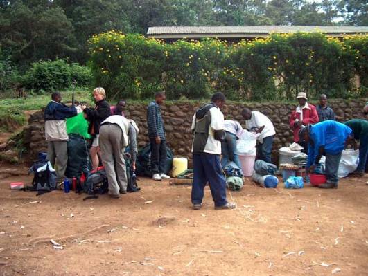 Porter am Machame Gate
