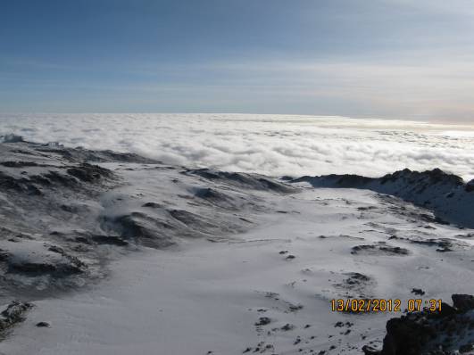 Blick vom Uhuru in den Gipfelkrater