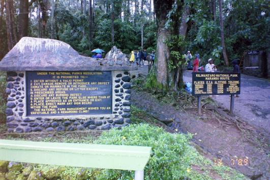 1.Tag: Tafeln am Marangu Gate