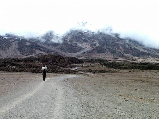 Vor der Kibo-Hütte 2007
