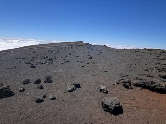 Gipfelbereich hinter dem Schild