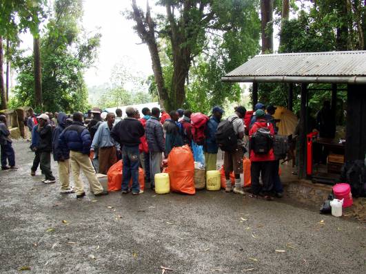 Porter vor der Gepäckwaage