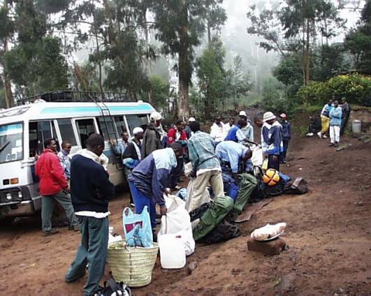 Porter am Machame Gate