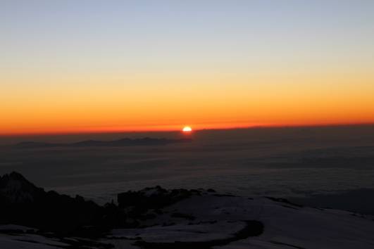 Sonnenaufgang am Gipfel hinter Mawenzi