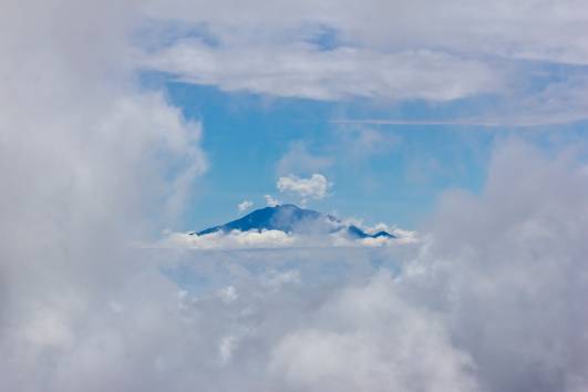Wolkenfenster zum Meru