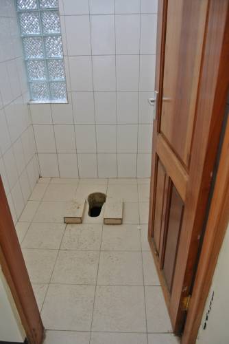 moderne Plumpsklos im Shira Camp