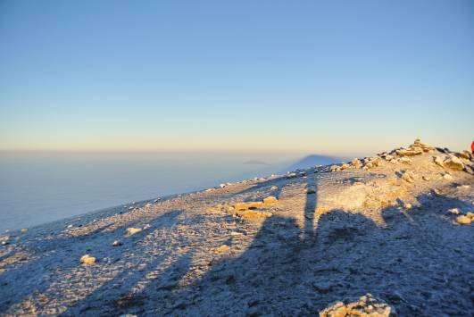 Mount Meru im Wolkenmeer