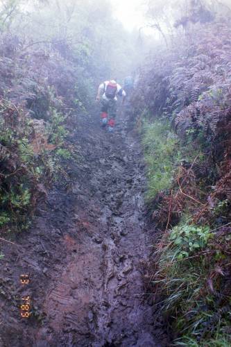 1.Tag: Steiler Aufstieg im Schlamm