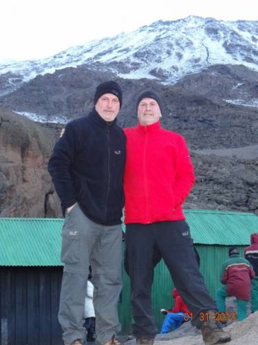Brüder abends vor dem Gipfelsturm