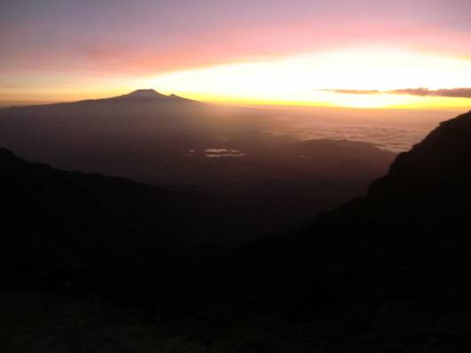 Kili bei Sonnenaufgang vom Mr. Meru