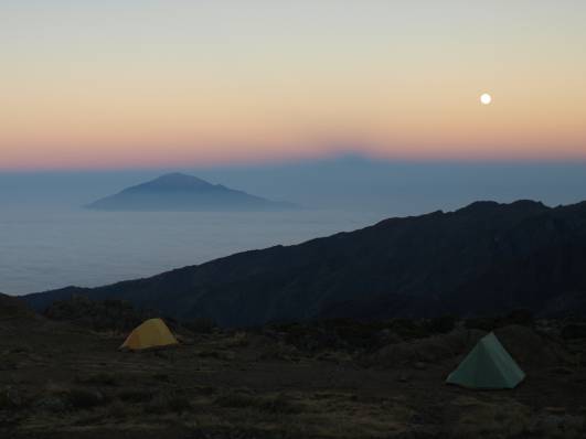 M. Meru mit Vollmond im Morgengrauen