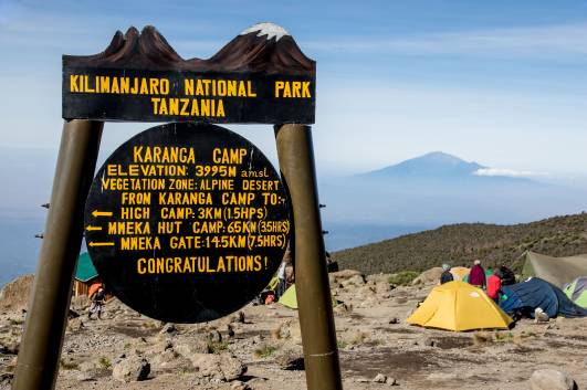 34 Karanga-Schild, Blick Mt. Meru