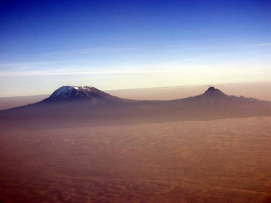 Fliegerblick auf Kibo und Mawenzi