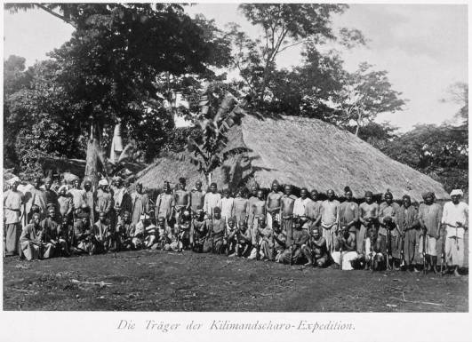 1889 - Träger der Expedition in Marangu