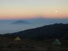 M. Meru mit Vollmond im Morgengrauen