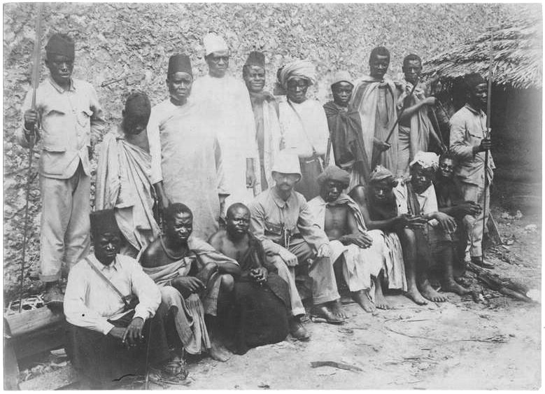 Datei:1898 Ernst Platz mit Bergkarawane Marangu.jpg