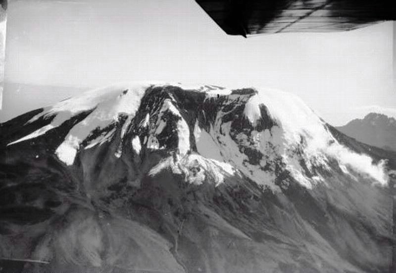 Datei:1930 Mittelholzer-Afrikaflug Südwestflanke des Kibo aus 5400m Höhe 800px.jpg