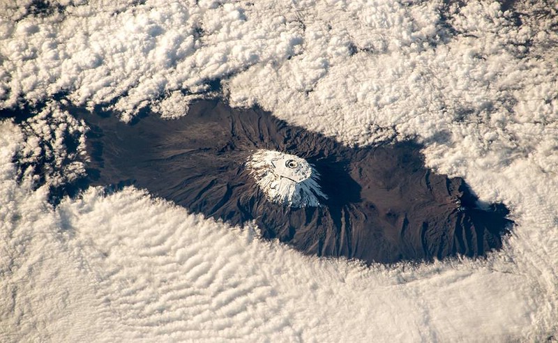 Datei:2018 08 10 Alexander Gerst ISS Kilimanjaro 800px.jpg