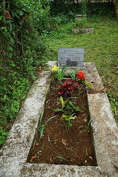 Datei:2018 Dr Carl Lent Grab Marangu 02.jpg
