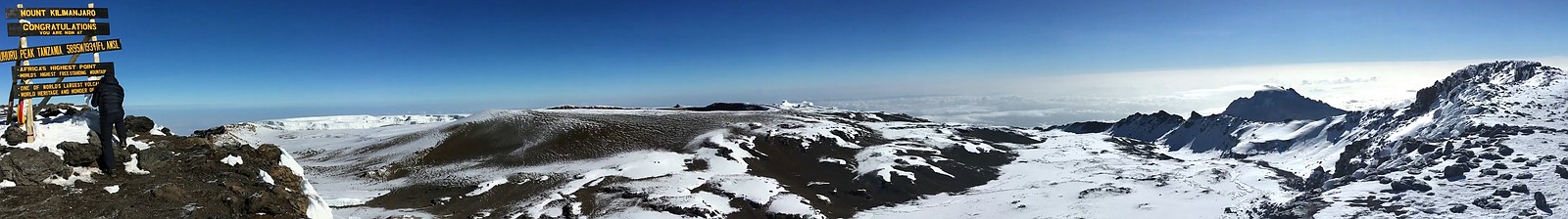 18.01.2019 - Gipfelpanorama am Uhuru Peak ( 5.895 m.a.S.L. ) mit Blick nach Norden ( Kibo-Kaldera) über Osten (Mawenzi) - © Christian Thiemann [4]
