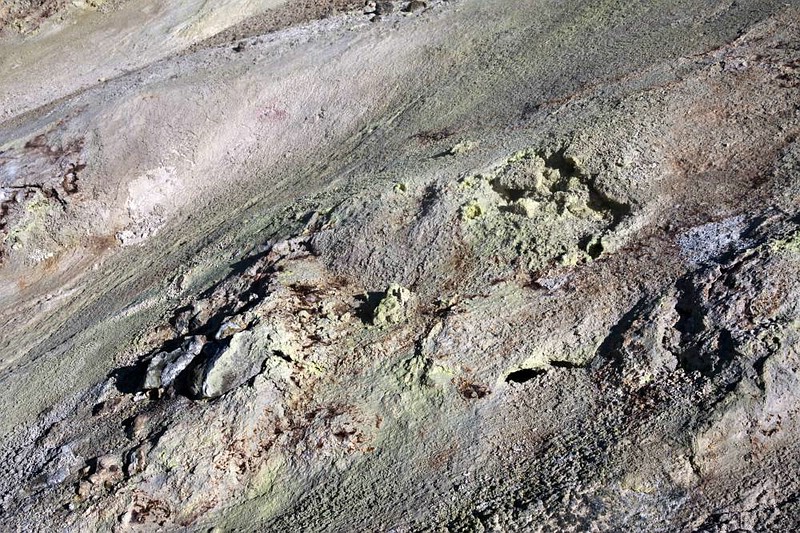 Datei:2010 08 01 Fumarolen Reusch Krater 800px.jpg