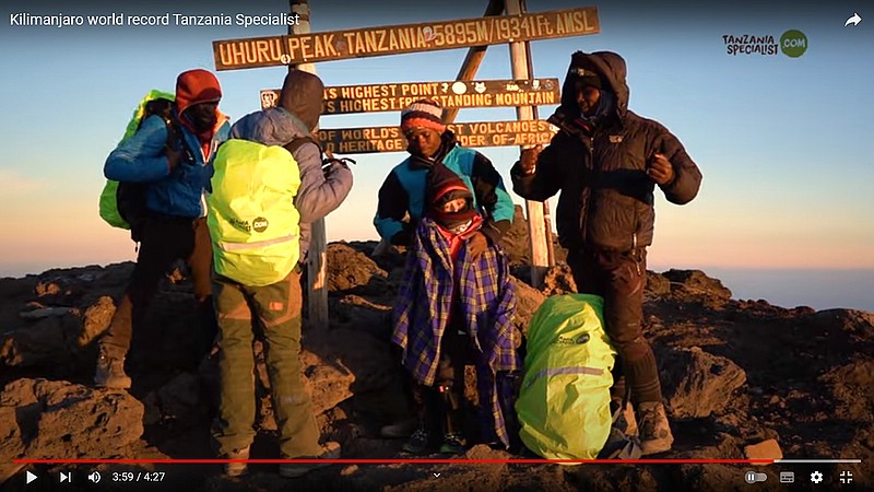 Datei:2023 08 06 5-jähriger am Uhuru Peak 800px.jpg