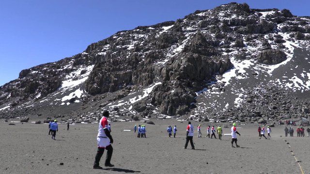 Datei:2015 10 23 Rugby Players on Kilimanjaro.jpg