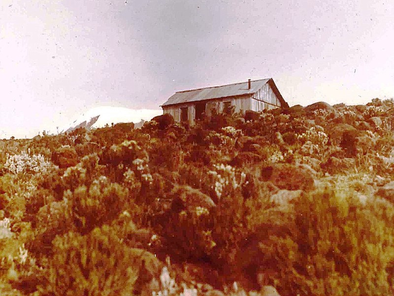 Datei:1940 Kilimanjaro Peters Hut 800px.jpg