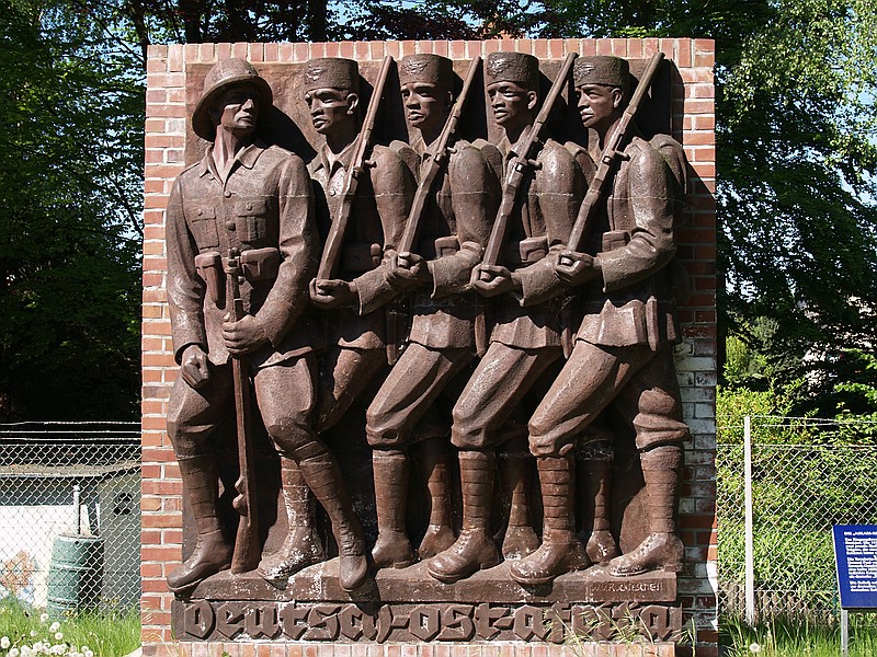 Datei:Walter von Ruckteschell Askari-Denkmal-Hamburg 02 800px.jpg